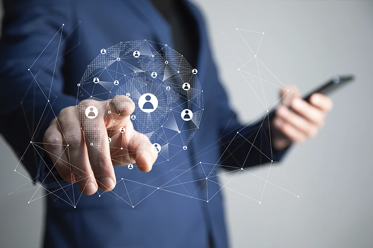 Profissional interagindo com uma rede digital de conexões empresariais