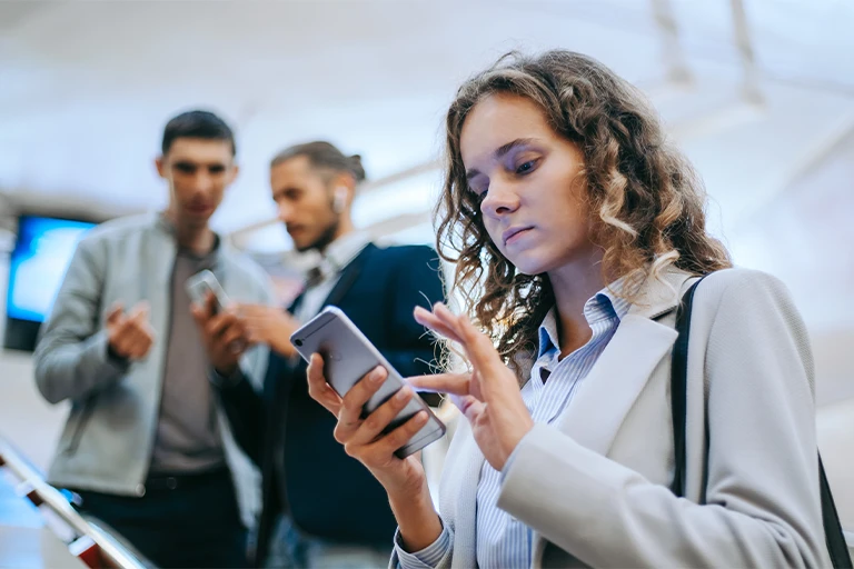 Profissional usando o celular durante um encontro de negócios
