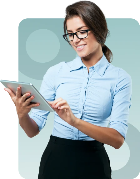 Profissional consultando oportunidades de negócio em um tablet